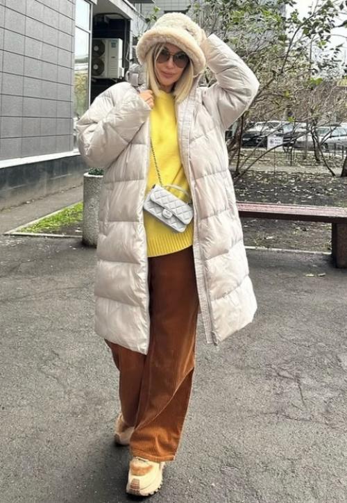 Лера Кудрявцева уже отметила новый год, заранее украсив ёлку. 02