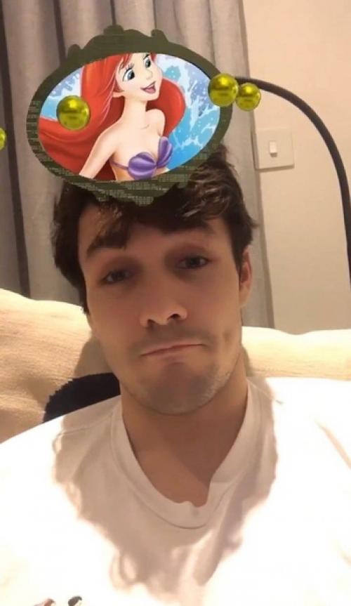 Актер, который сыграет принца Эрика в Русалочке тоже опробовал маску из инстаграм. 02