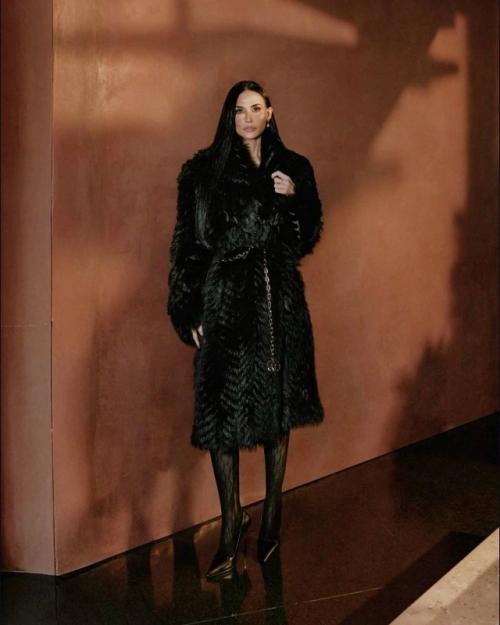 Деми Мур, не теряющая своей привлекательности с годами, появилась в новой фотосессии для журнала WWD. 04