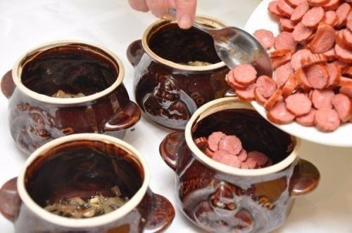 Охотничьи колбаски с картофелем в горшочках. 05