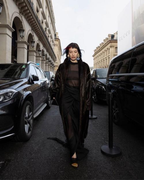 Ида Галич, известная блогер и телеведущая, привлекла внимание на неделе высокой моды в Париже своим новым стильным образом с челкой. 05