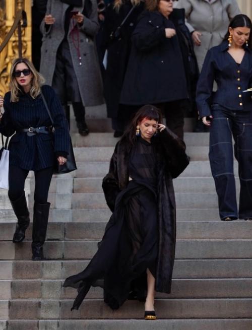 Ида Галич, известная блогер и телеведущая, привлекла внимание на неделе высокой моды в Париже своим новым стильным образом с челкой. 07