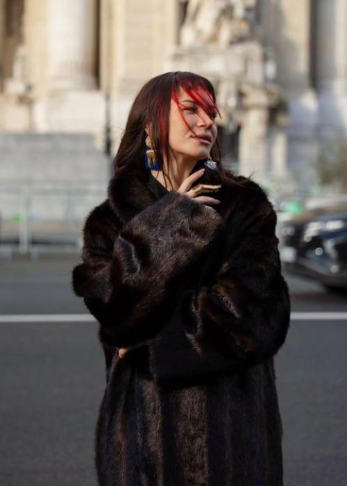 Ида Галич, известная блогер и телеведущая, привлекла внимание на неделе высокой моды в Париже своим новым стильным образом с челкой. 06