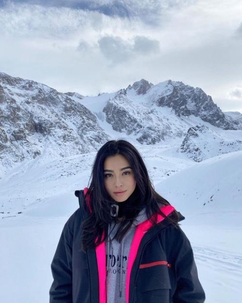 Диана коркунова поделилась атмосферными кадрами, сделанными на популярном горнолыжном курорте шымбулак в Казахстане.