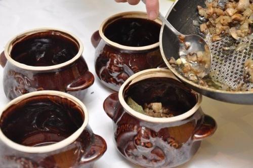 Охотничьи колбаски с картофелем в горшочках. 04