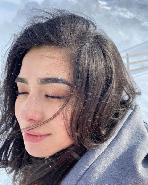 Диана коркунова поделилась атмосферными кадрами, сделанными на популярном горнолыжном курорте шымбулак в Казахстане. 02