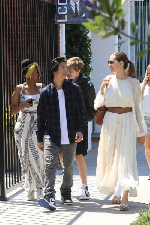 Анжелина Джоли продаёт особняк в Лос-анджелесе и навсегда покидает США летом 2026 года, сообщает инсайдер журналу People. 

