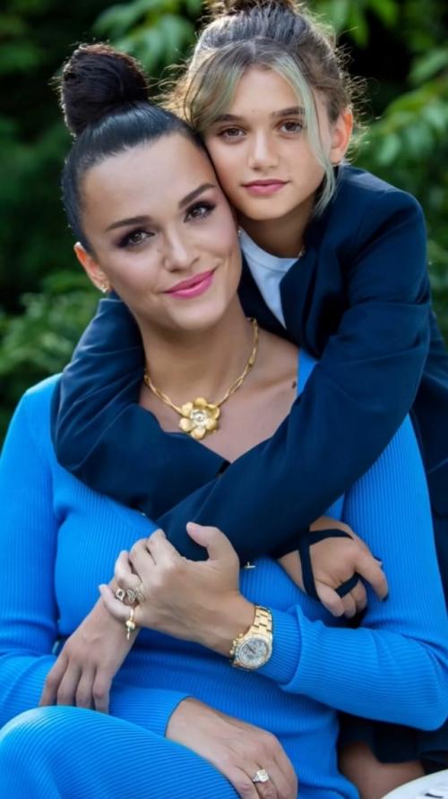 Певица слава в 2025 году столкнулась с неприятной ситуацией - она заразилась коронавирусом вместе со своей дочерью Антониной. 02