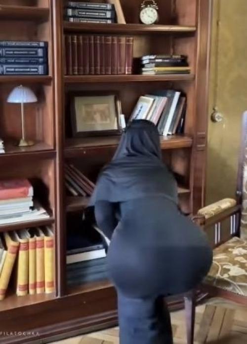 В интернете бурно обсуждают видео с реалистичным роботом в образе девушки. 01