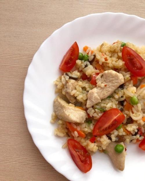 Подборка обедов:   1. макарошки с соуом с грибами и курочкой, помидоры Черри. 02