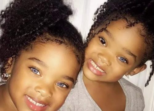 Близняшки - африканочки с голубыми глазами. 02