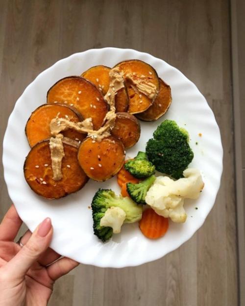 Подборка обедов:   1. макарошки с соуом с грибами и курочкой, помидоры Черри. 04