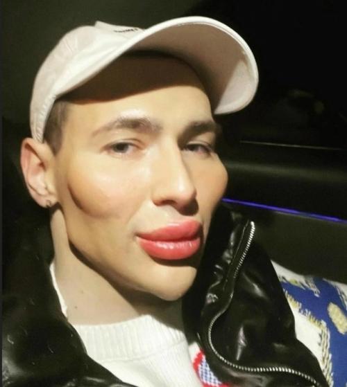 Мать не перестает плакать, смотря на старые фото сына. 02