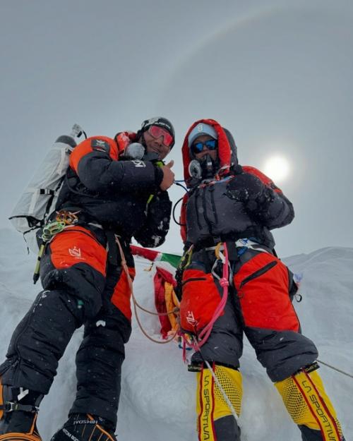 На Викторию боню напали Профессиональные Альпинисты и раскритиковали её за восхождение на восьмитысячную гору, обвинив во лжи. 03