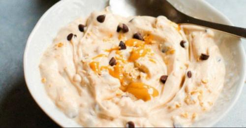 Йогурт с овсяными хлопьями и арахисовым пюре.