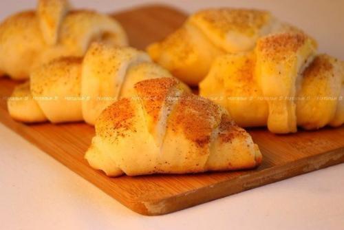 Булочки на кефире с яблочным повидлом.

