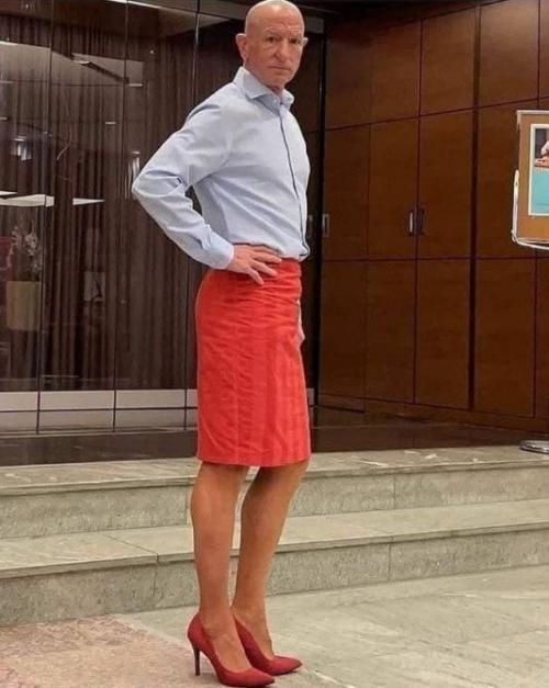 61-Летний американец Марк Брайан, живущий в Германии, стал звездой соцсетей из-за того, что предпочитает одеваться как женщина. 02