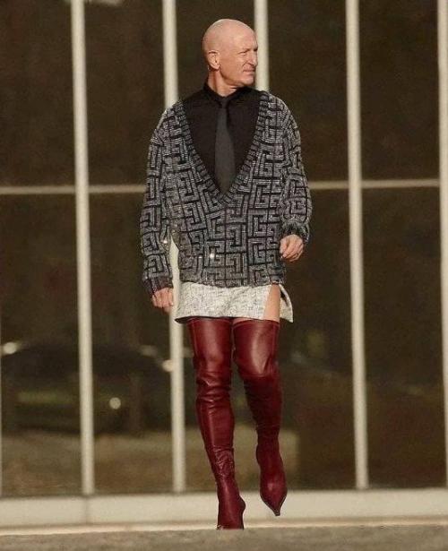 61-Летний американец Марк Брайан, живущий в Германии, стал звездой соцсетей из-за того, что предпочитает одеваться как женщина. 01