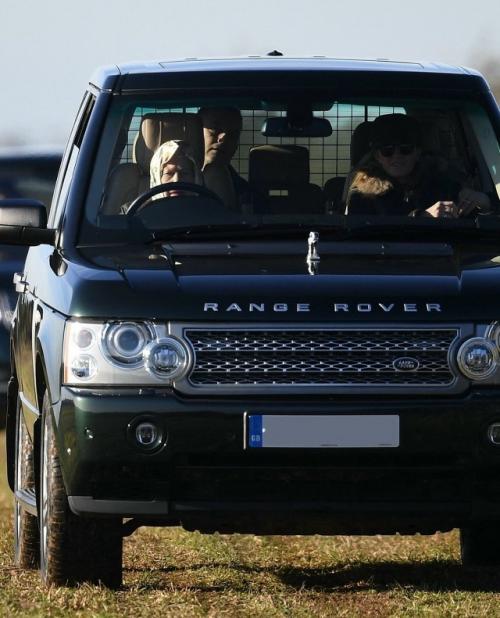 Елизавета II могла спокойно сесть за руль сама - и делала это куда чаще, чем многие думают. 01
