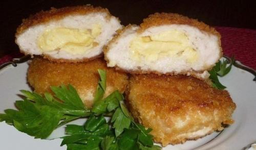 Куриные зразы с сыром и сливочным маслом.