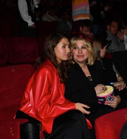 Ева польна вышла в свет вместе с повзрослевшей дочерью от Дениса клявера. 01