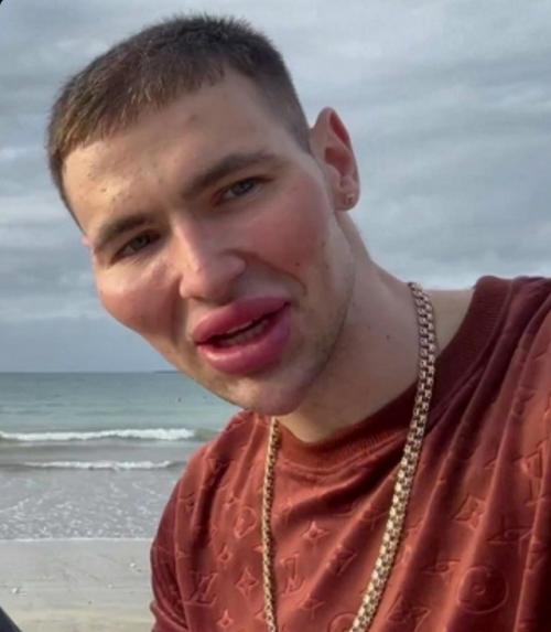 Мать не перестает плакать, смотря на старые фото сына.