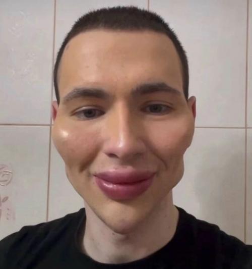 Мать не перестает плакать, смотря на старые фото сына. 01