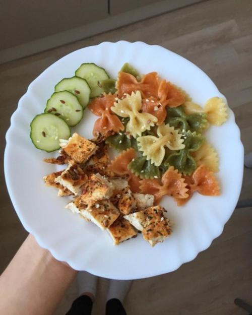 Подборка обедов:   1. макарошки с соуом с грибами и курочкой, помидоры Черри. 01