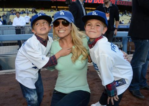 Кевин федерлайн рассказал, что именно после этого престон и его брат Джейден попросили отца забрать их к себе. 01