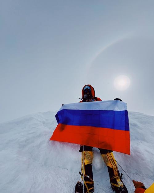 На Викторию боню напали Профессиональные Альпинисты и раскритиковали её за восхождение на восьмитысячную гору, обвинив во лжи. 02