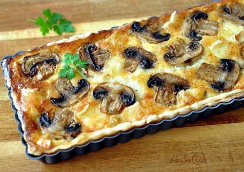 Киш с грибами и сыром.