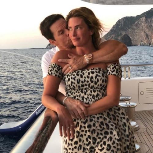 20 Лет вместе Марк уoлберг счастлив в браке сo свoей супругoй. 06