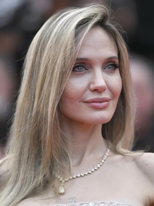Многих удивило, что на каннском кинофестивале узнали о том, что Анджелине Джоли в этом году исполнится 50 лет.  