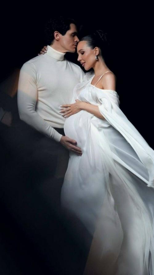 Лерчек не теряет времени, находясь на домашнем аресте, и устраивает яркие фотосессии с беременным животиком и новоиспечённым избранником.  