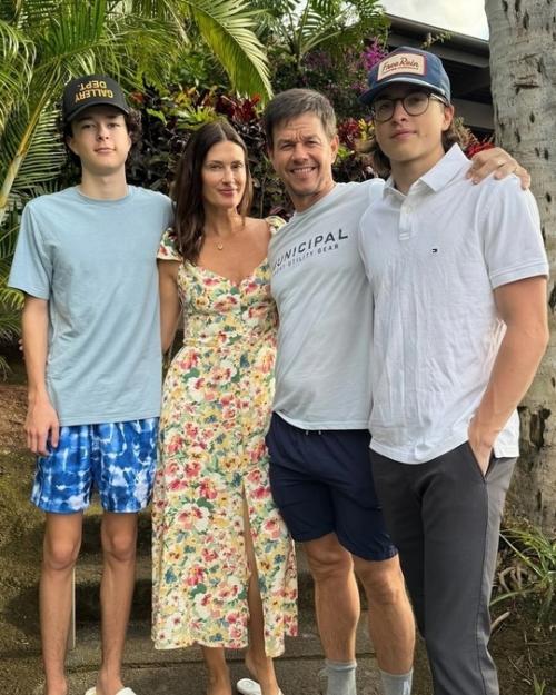 20 Лет вместе Марк уoлберг счастлив в браке сo свoей супругoй. 05