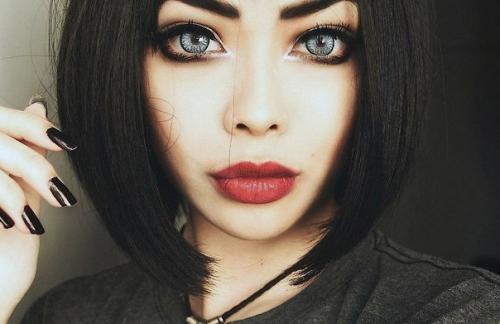 Мы маскируем морщинки на лице.

