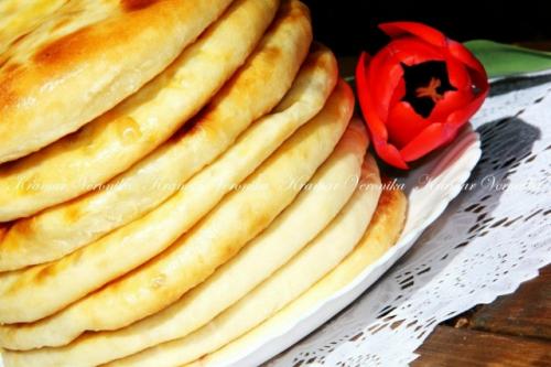 Лепёшки с картошкой и жареным луком.

