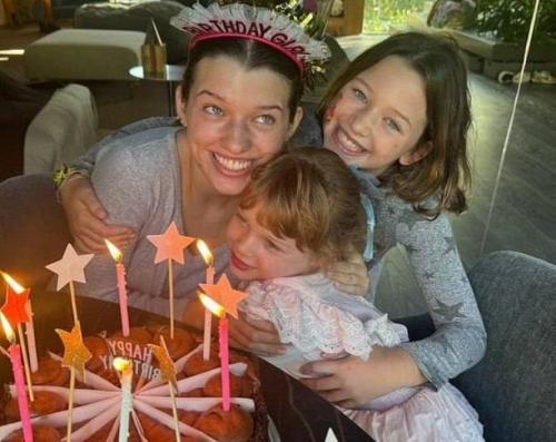 3 ноября старшей дочери миллы Йовович и её супруга пола Андерсона, эвер, исполнилось 17 лет. 01