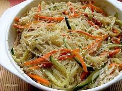 Салат из фунчозы с овощами и соусом. 02