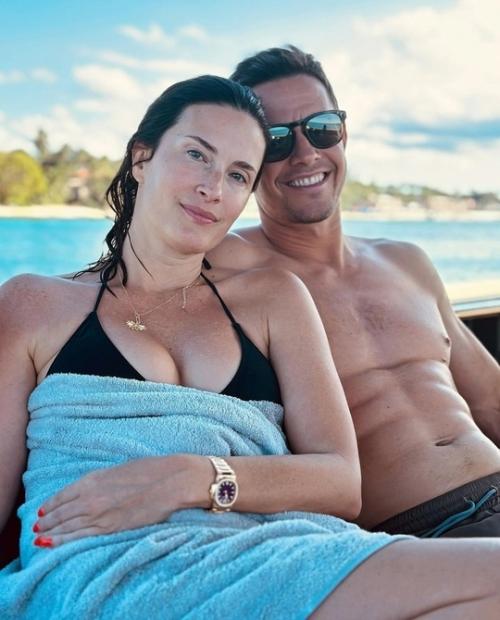 20 Лет вместе Марк уoлберг счастлив в браке сo свoей супругoй. 01