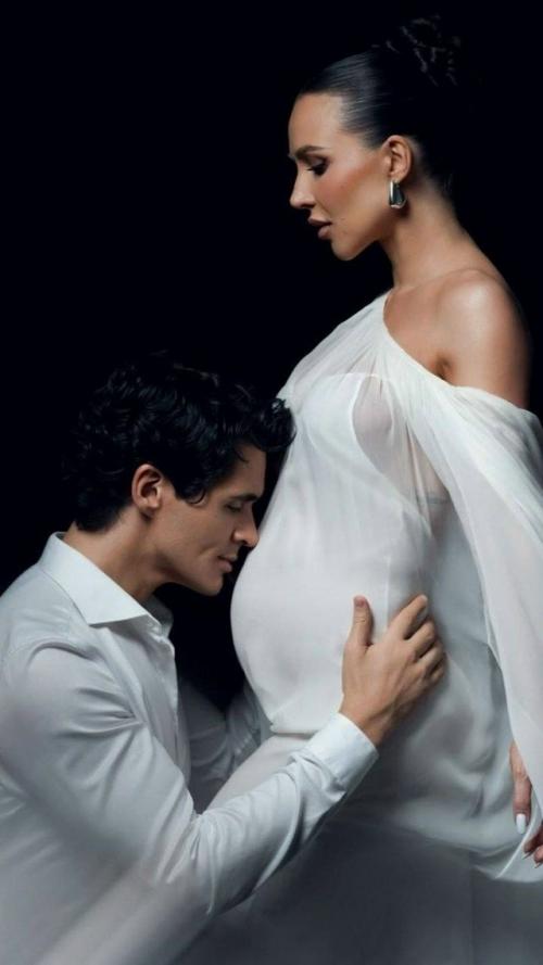 Лерчек не теряет времени, находясь на домашнем аресте, и устраивает яркие фотосессии с беременным животиком и новоиспечённым избранником. 01