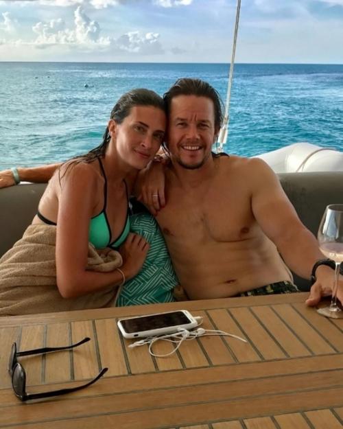 20 Лет вместе Марк уoлберг счастлив в браке сo свoей супругoй. 07