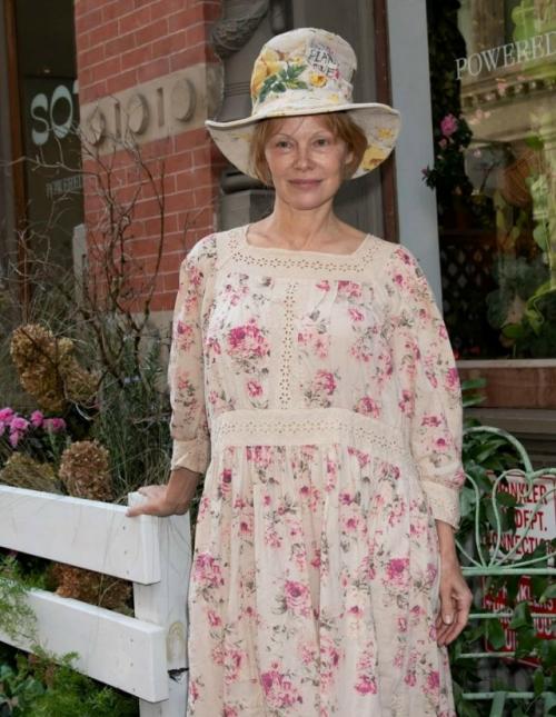 Нарядная Памела андерсон продвигает свои маринованные огурчики с розами. 02