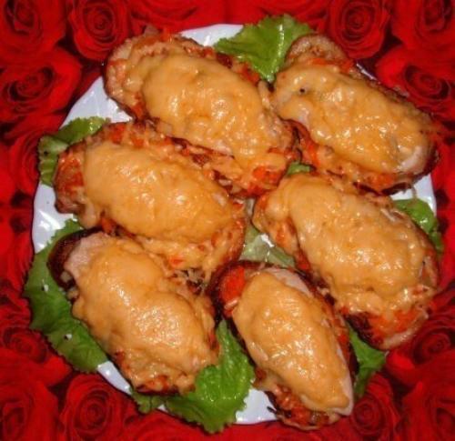 Шикарная закуска.

Потребуется: куриная грудка, сыр, чеснок, лук, морковь, яйцо, батон, молоко. 

