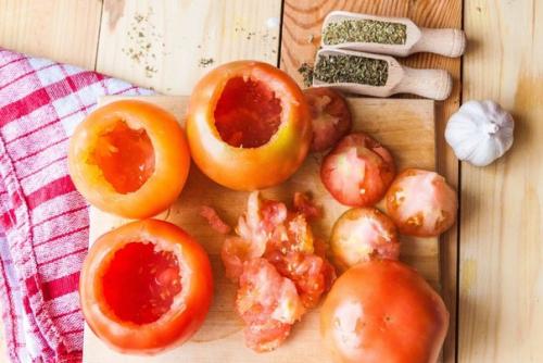 Запечённые томаты, фаршированные рисом.