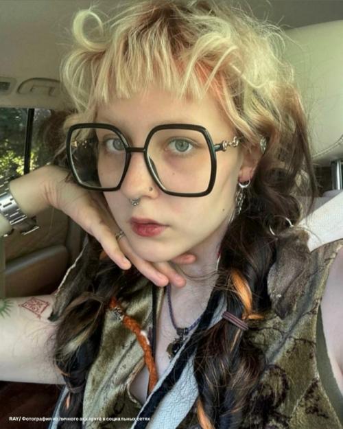 Певица RAY, дочь известной Glukoza, кардинально сменила имидж и поразила своих поклонников! 

