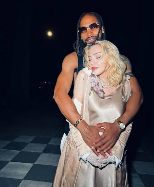 Мадонна выходит замуж, но , внимание, только с брачным контрактом.

