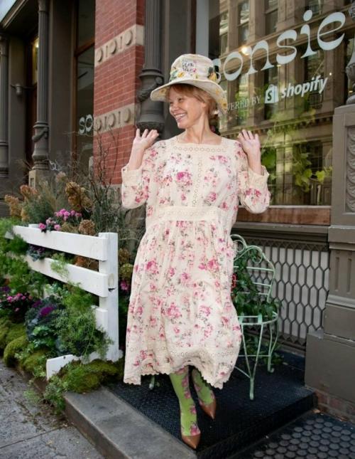 Нарядная Памела андерсон продвигает свои маринованные огурчики с розами. 01