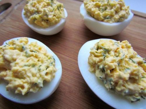 Фаршированные яйца со шпротами и красной икрой. 05 Фаршированные яйца со шпротами и красной икрой. 05