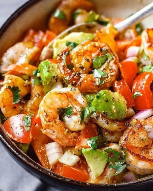 Салат с авокадо и креветками.